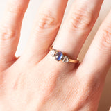 Antike Trilogie aus 18 Karat Gelbgold und Silber mit Saphir im Cabochonschliff (ca. 0.60 ct) und Diamanten im Rosettenschliff (ca. 0.20 ctw), 10er/20er Jahre