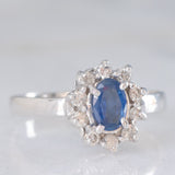 Anello a margherita vintage in oro bianco 18K con zaffiro (0.50ct ca.) e diamanti di taglio brillante (0.25ctw ca.), anni ‘80