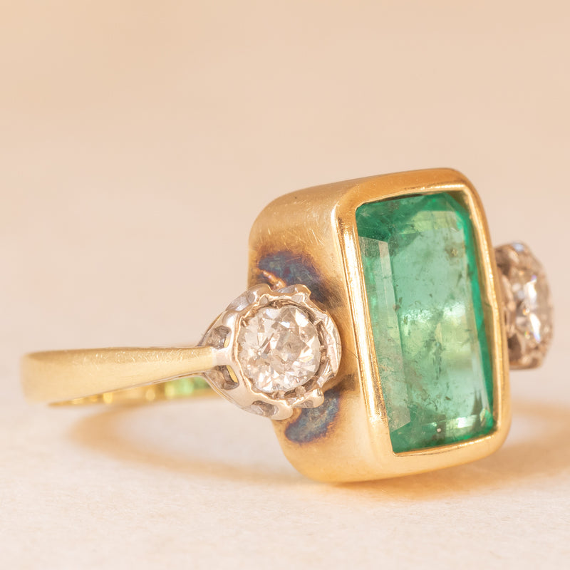 Trilogy vintage in oro giallo e bianco 18K con smeraldo (1.70ct ca.) e diamanti di taglio brillante (0.30ctw ca.), anno 1984