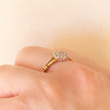 Anello a fiore vintage in oro giallo e bianco 9K con diamanti (0.10ctw ca.), anni ‘70/‘80