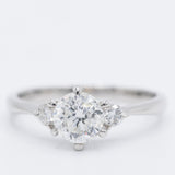 Trilogy vintage in platino con diamanti di taglio brillante (centrale di 1.02ct), anni ‘80