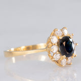 Anello a margherita vintage in oro giallo 18K con zaffiro (0.70ct ca.) e diamanti di taglio brillante (0.40ctw ca.), anni ‘80/‘90