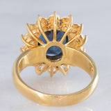 Anello a margherita vintage in oro giallo 18K con zaffiro (4.40ct ca.) e diamanti di taglio brillante (1.68ctw ca.), anni ‘70/‘80