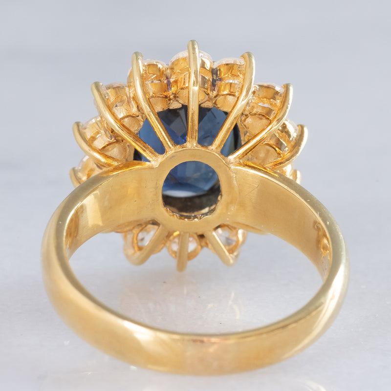 Anello a margherita vintage in oro giallo 18K con zaffiro (4.40ct ca.) e diamanti di taglio brillante (1.68ctw ca.), anni ‘70/‘80