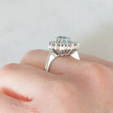Anello a margherita in oro bianco 18K con acquamarina (1.10ct ca.) e diamanti di taglio brillante (1ctw ca.), anni ‘70