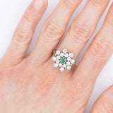 Anello a fiore/fiocco di neve in oro giallo e bianco 14K con smeraldo (0.13ct ca.) e diamanti di taglio brillante (1.24ctw ca.), anni ‘70