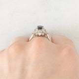 Anello ballerina vintage in oro bianco 14K con zaffiro (0.85ct ca.) e diamanti di taglio brillante (0.50ctw ca.), anni ‘80