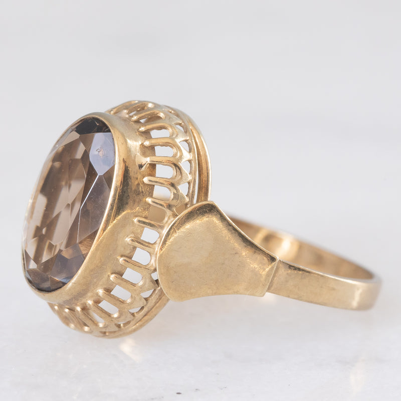 Anello da cocktail vintage in oro giallo 8K e quarzo fumé (2.40ct ca.), anni ‘60/‘70
