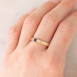 Solitario a fascia vintage in oro giallo 14K con zaffiro di taglio carré (0.18ct ca.), anni ‘70