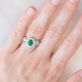 Anello a fiore vintage in platino con smeraldo (0.81ct) e diamanti (0.93ctw), anni ‘80