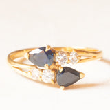 Anello contrarier vintage francese in oro giallo 18K con zaffiri (0.60ctw ca.) e diamanti di taglio brillante (0.18ctw ca.), anni ‘70
