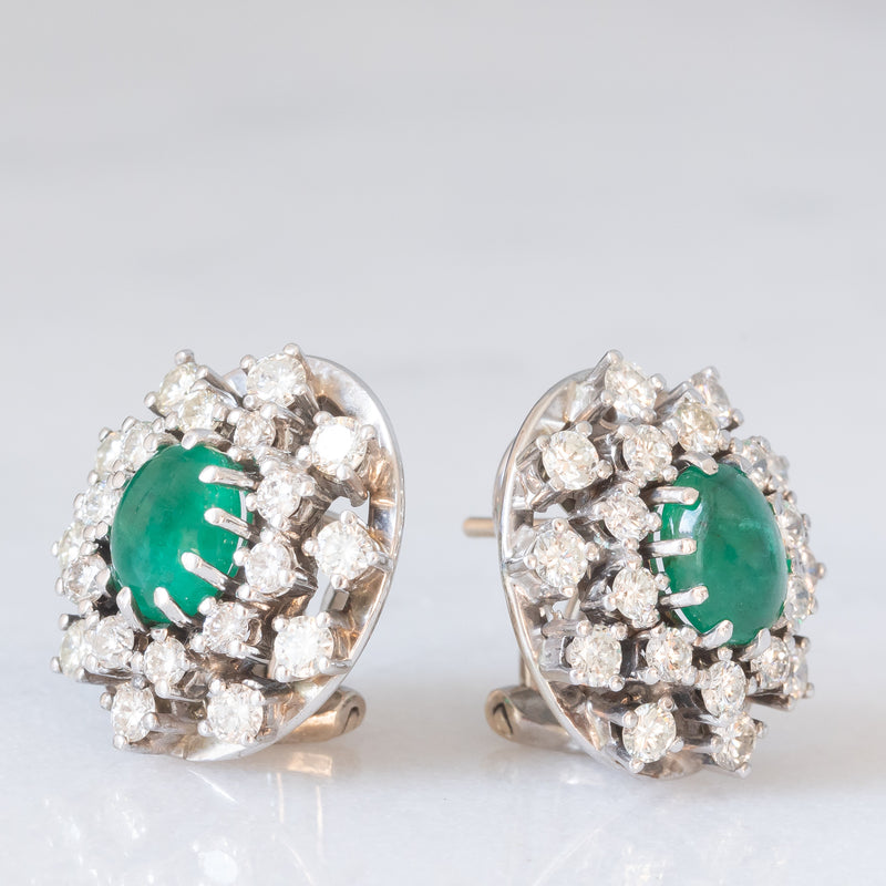 Orecchini a margherita vintage in oro bianco 14K con smeraldi (3ctw ca.) e diamanti di taglio brillante (2.80ctw ca.), anni ‘70/‘80