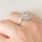 Anello a margherita moderno in oro bianco 9K con acquamarina (0.60ct ca.), diamanti (0.12ctw ca.) e morganiti (0.84ctw ca.), anni ‘2000