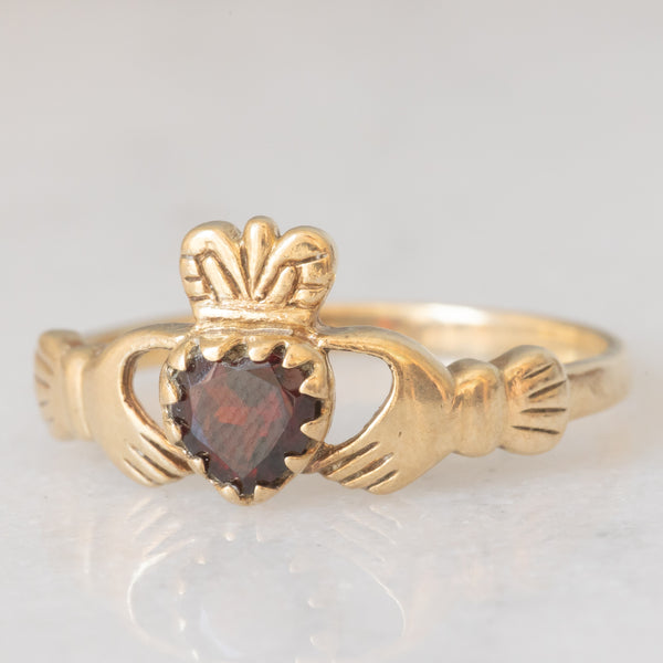 Anello Claddagh vintage in oro giallo 9K con granato di taglio a cuore (0.50ct ca.)