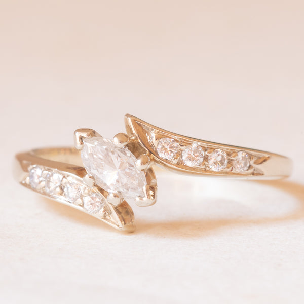 Anello vintage in oro bianco 14K con diamante centrale di taglio marquise (0.25ct ca.) e con diamanti laterali di taglio brillante (0.16￼ctw ca.), anni ‘70