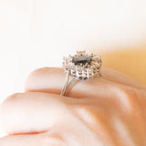 Vintage-Gänseblümchenring aus 18-karätigem Weißgold mit Saphir (ca. 2 ct) und Diamanten im Brillant- und Marquise-Schliff (ca. 1.40 ctw), 70er Jahre