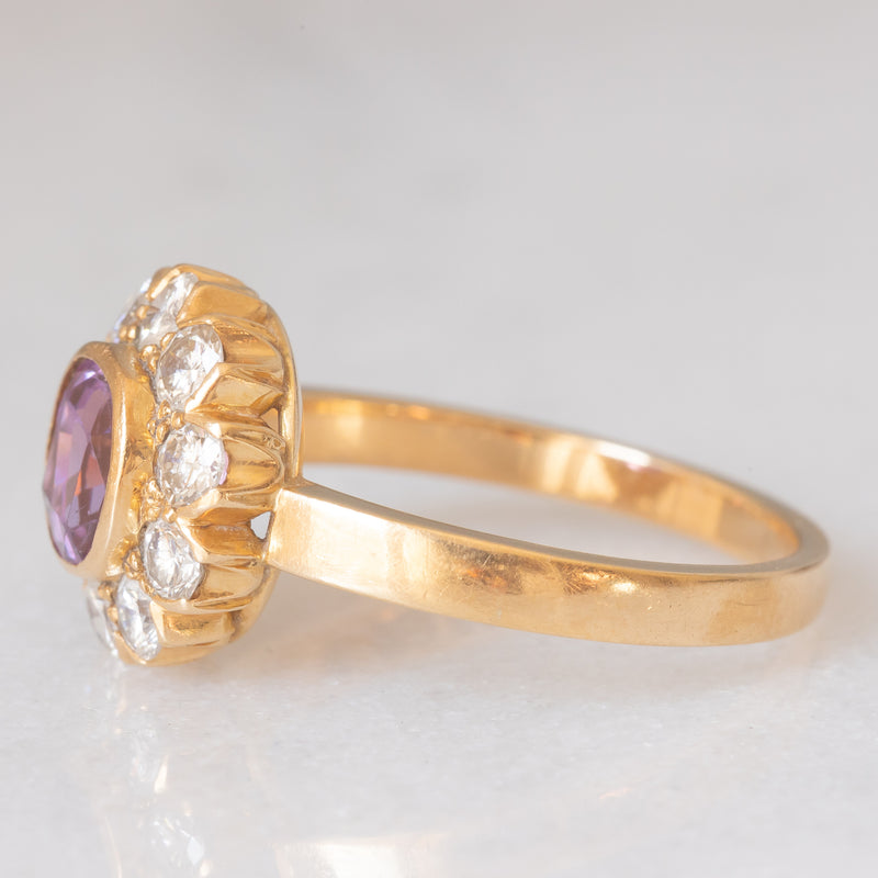 Anello a margherita vintage in oro giallo 18K con zaffiro rosa (1.70ct ca.) e diamanti di taglio brillante (1ctw ca.), anni ‘60/‘70