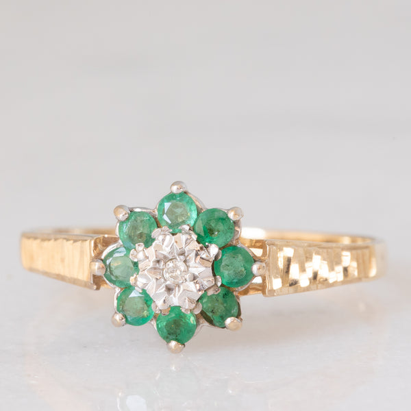 Anello a fiore vintage in oro giallo 9K con smeraldi (0.36ctw ca.) e diamante (0.01ct ca.), anni ‘70/‘80