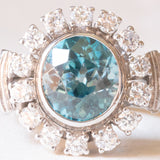 Vintage-Gänseblümchen-Ring aus 18 Karat Weißgold mit hellblauem Zirkon (ca. 4.50 ct) und Diamanten (ca. 0.84 ctw)