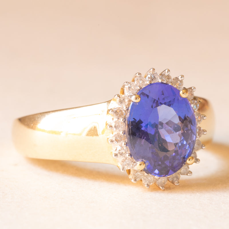 Anello a margherita con fascia in oro giallo 14K con tanzanite (2.50ct ca.) e diamanti (0.22ctw ca.), anni ‘70/‘80