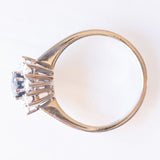 Винтажное кольцо с ромашкой из белого золота 14 карат с сапфиром (около 0.60 карата) и бриллиантами классической огранки (около 0.48 карата), 60-е/70-е годы