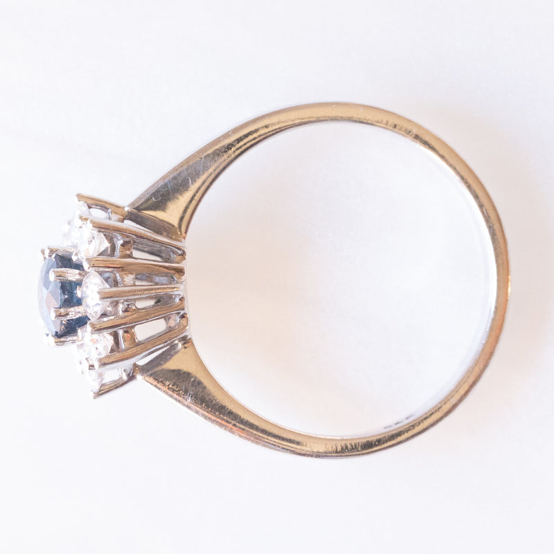Anello a margherita vintage in oro bianco 14K con zaffiro (0.60ct ca.) e diamanti di taglio brillante (0.48ctw ca.), anni ‘60/‘70