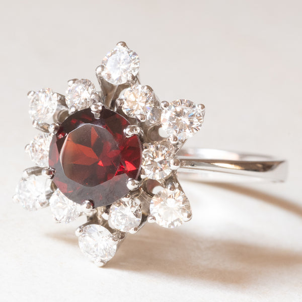 Anello a fiocco di neve vintage in oro bianco 18K con granato (2ct ca.) e diamanti di taglio brillante (1.50ctw ca.), anni ‘80