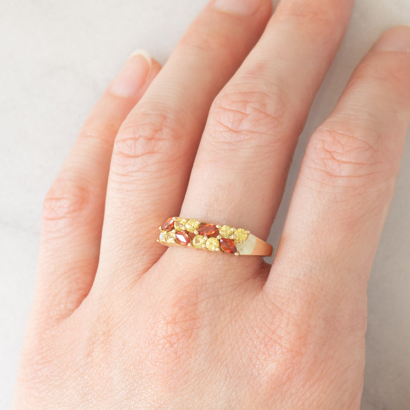 Anello vintage in oro giallo 9K con zaffiri sintetici arancioni e gialli (0.80ctw ca.), anni ‘90