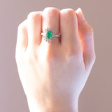 Ballerina-Ring aus 18K Weißgold mit Smaragd (ca. 0.70 ct) und Diamanten im Brillant- und Baguetteschliff (ca. 0.82 ctw), 60er/70er Jahre