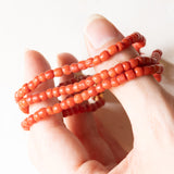 Vintage dreisträngiges Armband aus orangefarbenen Korallenperlen mit Verschluss aus 14 Karat Gelbgold und orangefarbener Koralle, 60er Jahre