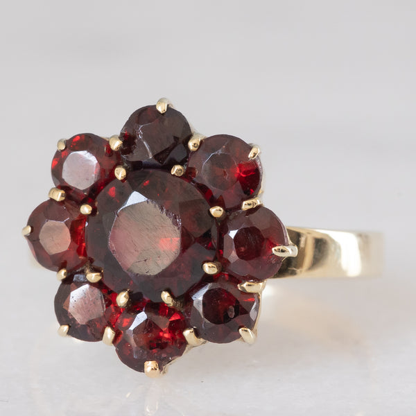 Anello a fiore vintage in oro giallo 8K con granati (2ctw ca.), anni ‘50/‘60