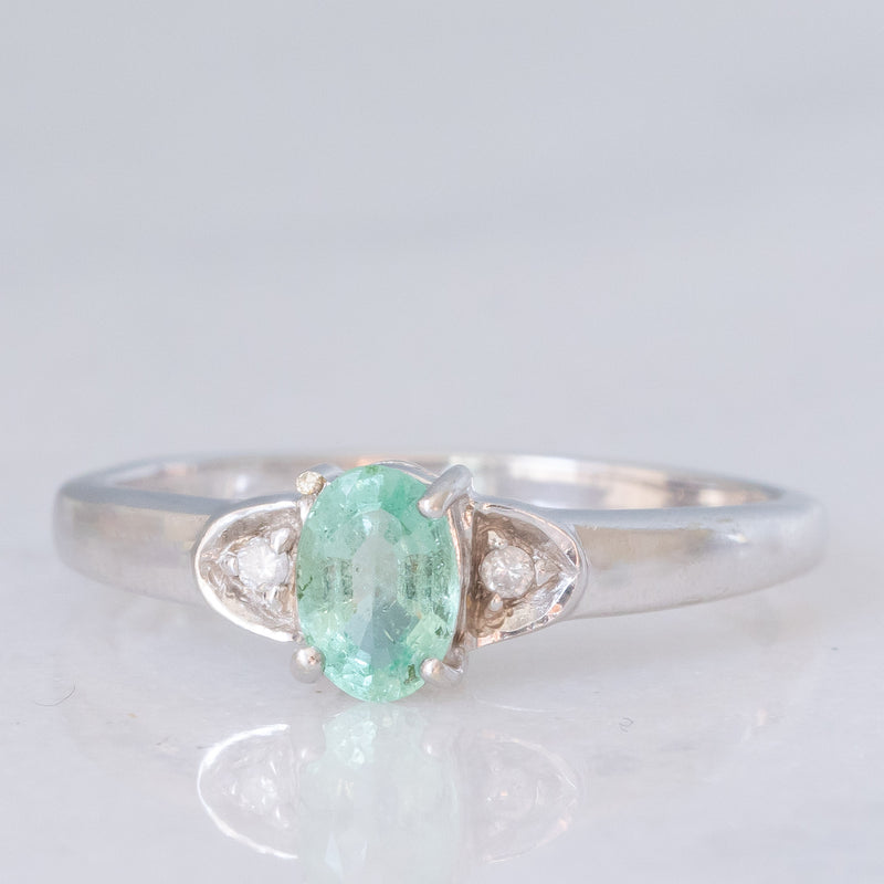Trilogy moderno in oro bianco 9K con smeraldo (0.40ct ca.) e diamanti (0.03ctw ca.), anno 2007