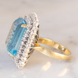 Anello da cocktail vintage in oro giallo e bianco 18K con topazio azzurro (20ct ca.) e diamanti di taglio brillante (1.70ctw ca.), anni ‘70