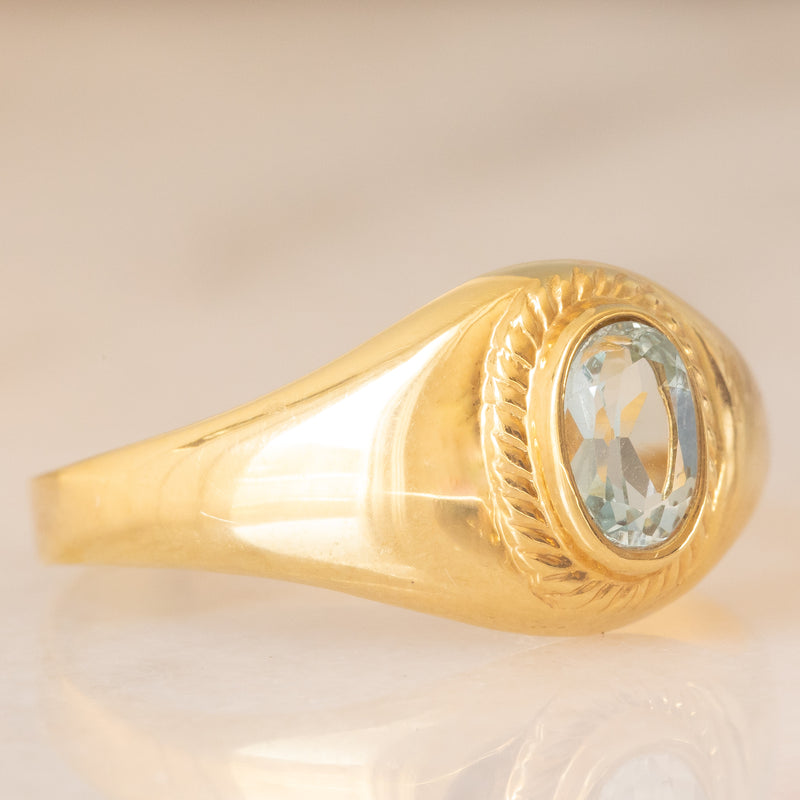 Anello chevalier vintage in oro giallo 14K con topazio azzurro, anni ‘60