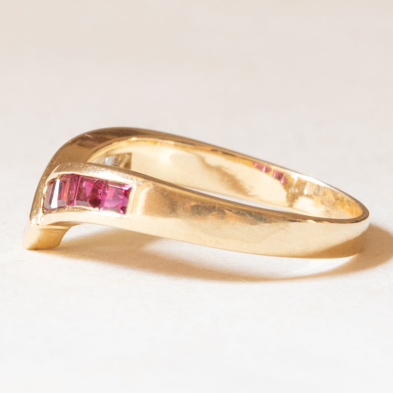 Anello vintage a “V” in oro giallo 18K con rubini (0.24ctw ca.) e con diamanti (0.30ctw ca.), anni ‘70/‘80