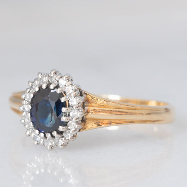 Anello a margherita vintage in oro giallo 9K con zaffiro (0.70ct ca.) e diamanti (0.08ctw ca.), anno 1991