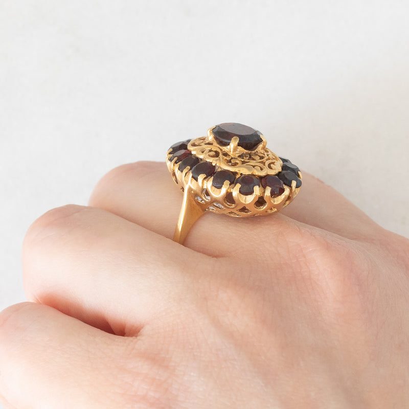 Anello vintage in oro giallo 18K con granati (3.50ctw ca.), anni ‘50/‘60