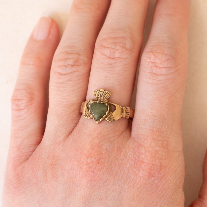 Anillo De Oro El Irlandes Claddagh Irlandés Anillo Foto De Stock Y