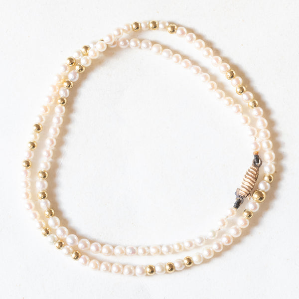 Collana vintage con perle bianche e perline in oro giallo 9K e con chiusura in oro giallo 9K, anni ‘50/‘60