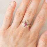 Anello ballerina vintage in oro giallo 14K con rubino (0.40ct ca.) e diamanti di taglio tapered (1ctw ca.), anni ‘70/‘80