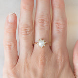 Anello a margherita vintage in oro giallo 14K con perla bianca e diamanti di taglio brillante (0.08ctw ca.), anni ‘60