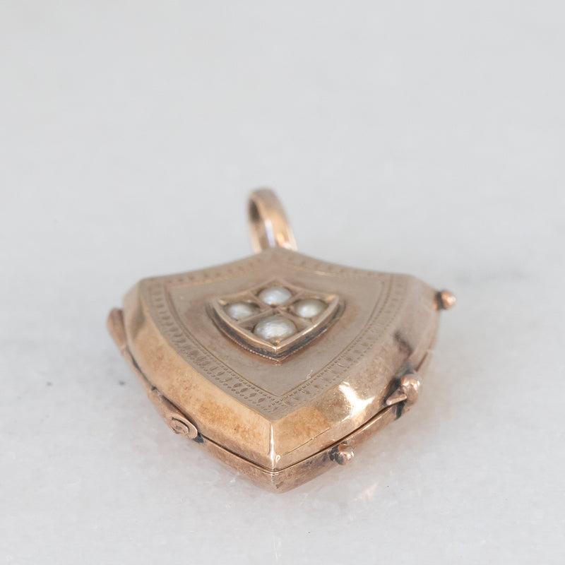 Ciondolo portafoto antico a forma di scudo in oro giallo 9K con perline bianche, primi del ‘900