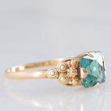 Anillo vintage de oro amarillo de 14 quilates con piedra verde y decoraciones florales y geométricas, años 50/60.