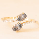 Moderner Contrarier-Ring aus 10 Karat Gelb- und Weißgold mit Spinellen (ca. 0.90 ctw) und Diamanten, Jahr 2016