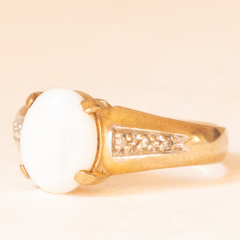 Anello vintage in oro giallo e bianco 8K con opale (1ct ca.) e diamanti, anni ‘60