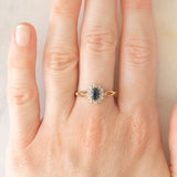 Anello a margherita vintage in oro giallo e bianco 9K con zaffiro (0.60ct ca.) e diamanti (0.06ctw ca.), anno 1988