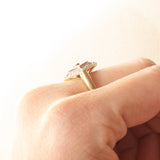 Bague vintage en or jaune et blanc 9 carats avec saphirs (environ 0.36 ct au total) et diamants (environ 0.06 ct au total), années 80/90