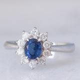Anello a margherita vintage in platino con zaffiro (0.53ct) e diamanti (0.32ctw), anni ‘90