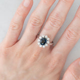 Anello a margherita vintage in oro bianco 18K con zaffiro (1.90ct ca.) e diamanti di taglio brillante (0.75ctw ca.), anni ‘70