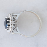 Anello a margherita in oro bianco 14K con zaffiro (3.50ct ca.) e diamanti di taglio brillante (0.56ctw ca.), anni ‘70